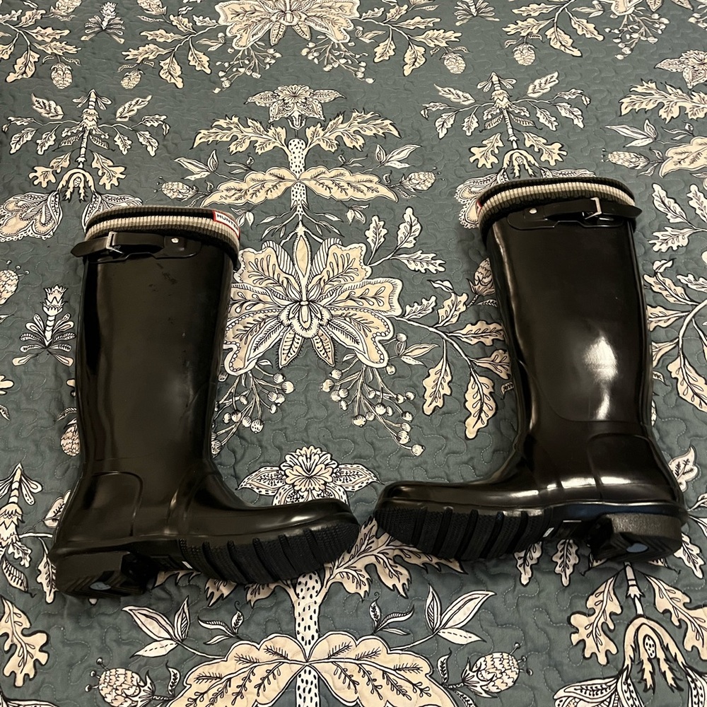 Hunter Tall Boots Women’s Size 10 Black with boot socks included.